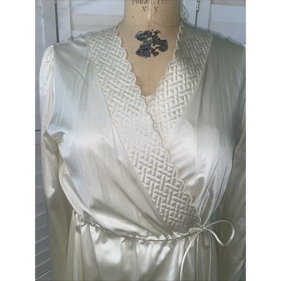 Vintage 2 Piece Vanity Fair Nightgown Peignoir Robe Set Nylon Cream Small - Picture 2 of 11